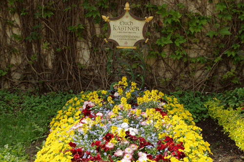 Das Grab von Erich Kästner am Bogenhauser Friedhof. hpt©Verein für Stadttelkultur im Münchner Nordosten e.V., 2020.