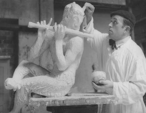 Otto Kallenbach mit dem Modell seiner Skulptur »Pan mit Flöte« im Gartenhaus der Münchner Akademie der bildenden Künste, Fotografie Georg Schödl, 18. Oktober 1956, © Stadtarchiv München, Sign. DE-1992-FS-PER-K-0029-01