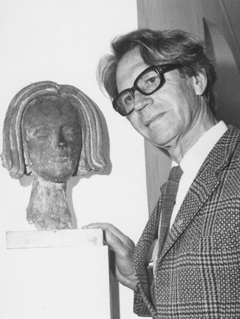 Prof. Heinrich Kirchner mit Skulptur, Fotografie Georg Schödl 8. Juni 1972, © Stadtarchiv München, Sign. DE-1992-FS-PER-K-0168-02