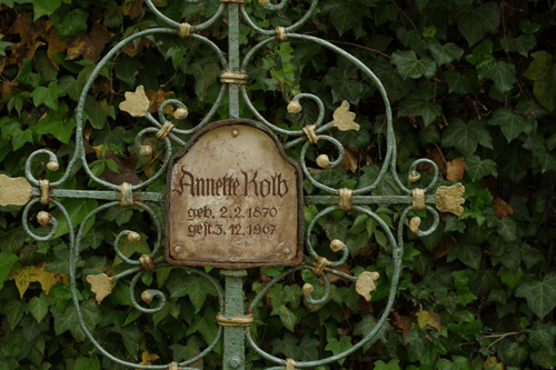 Grabkreuz auf dem Friedhof von St. Georg hpt©Verein für Stadtteilkultur im Münchner Nordosten e.V. 2020.