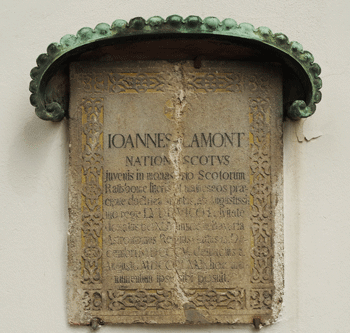 Gedenktafel »Joannes Lamont« an der Kirche St. Georg. hpt©Verein für Stadttelkultur im Münchner Nordosten e.V., 2020.