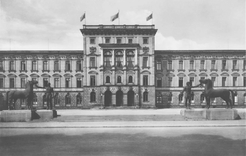 »Rosselenker« und »Rossebändiger« vor der Technischen Universität München, um 1931: Ansichtskarte privat