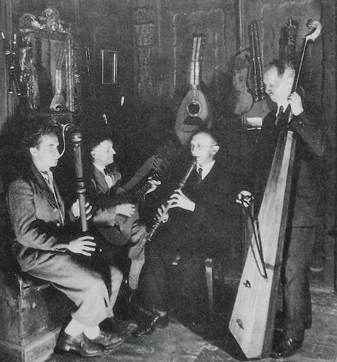 Das »Bogenhauser Quartett« mit Bogengitarre und Trumscheit – eine Art einfacher Kontrabass. An der Wand ist ein Teil der wertvollen Sammlung historischer Holzblasinstrumente von Düll zu sehen. Sie wurde leider Opfer der Bomben im Zweiten Weltkrieg. (Foto Privatbesitz)