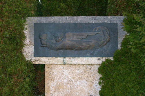 Foto Grabmal mit »Fliegender Engel«