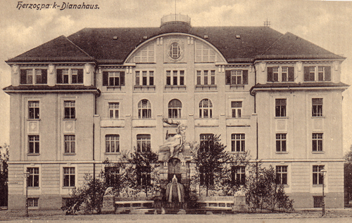 Das Wohnhaus am Kufsteiner Platz 1; historische Ansichtskarte, gelaufen am 19.10.1909 mit Aufdruck "Terraingsellschaft Herzogpark-München" © privat