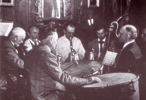Orchesterprobe der "Bogenhauser Kapelle" im Atelier in der Möhlstraße 31. Georg Pezold (Bildmitte mit Brille), Heinrich Düll (Zweiter von links), um 1930, beide mit Blockflöte; Buchscan aus s.o., S. 34.