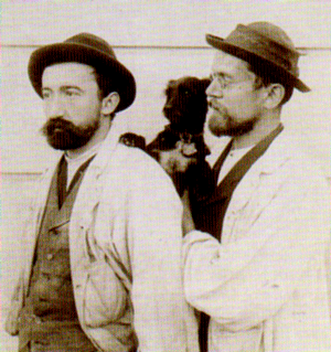 Heinrich Düll (links) und Georg Pezold (mit Hund) um 1900; Buchscan aus Götz, s.o., S. 259.