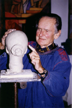 Roland Friederichsen in seinem Atelier in Denning am Porträt seiner Enkelin: © Verein für Stadtteilkultur im Münchner Nordosten e.V.