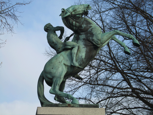 Mathias Gasteiger: Skulptur »Pferdebändiger« © dietlind pedarnig, 2009. Gasteigers Monumentalwerk wurde 1936, zwei Jahre nach dem Tod des Künstlers, in der Ausstellung »Das Pferd in der deutschen Wirtschaft« (München) als vergoldete Gipsfigur gezeigt. Daraufhin bestellte die Stadt München zwei Exemplare in Bronze wovon eines durch die Erzgießerei Adalbert Brandstetter (gegründet 1905 in München) geliefert wurde. Aufgestellt wurde der Rossebändiger 1937 auf einem mächtigen Sockel an der Zufahrt zur Rennbahnplatz Daglfing/Riem, Ecke Fröbel-Landshamerstraße.