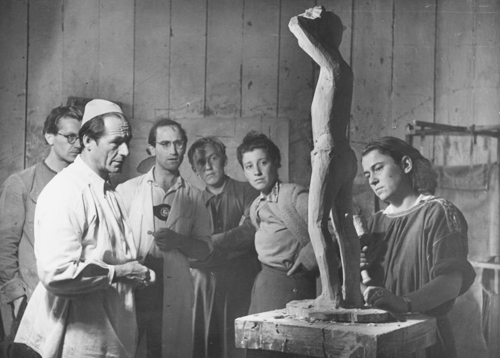 Prof. Josef Henselmann an der Akademie der Bildenden (Schönen) Künste mit seinen Bildhauerstudentinnen und Studenten im Atelier, Fotografie Georg Schödl, 20. Juli 1948, © Stadtarchiv München, Sign. DE-1992-FS-PER-H-0333-02