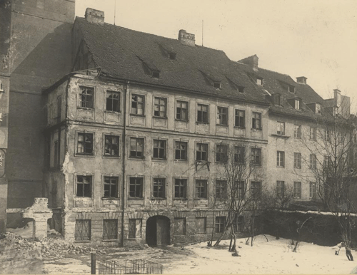 Rückseite des Höchl-Hauses im Rosental 15 vor dem Abbruch 1909. An seiner Stelle wurde das Kaufhaus Uhlfelder (Hs.-Nr. 13, 15, 17) errichtet. Fotografie aus dem Jahr 1909, Sammlung Karl Valentin. Quelle: Stadtarchiv München, Sign.: DE-1992-FS-NL-KV-0196.
