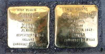 Stolpersteine für Paula und Siegfried Jordan. Die Stadt München lässt die dort von Gunter Demnig eingesetzten Gedenksteine entfernen und verlegt sie auf den Jüdischen Friedhof. Auf Wunsch von Sohn Peter Jordan werden sie dort wieder abgeholt und bei einer Verwandten aufbewahrt.