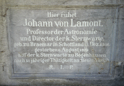 Grab und Grabinschrift Lamonts auf dem Bogenhauser Friedhof hpt©Verein für Stadttelkultur im Münchner Nordosten e.V., 2020.