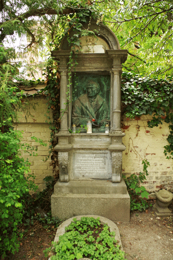 Grab und Grabinschrift Lamonts auf dem Bogenhauser Friedhof hpt©Verein für Stadttelkultur im Münchner Nordosten e.V., 2020.