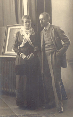 Friedrich Lauer mit seiner ersten Ehefrau Veronika Kirmaier vor einem Exponat in der Ausstellungshalle der Lauer-Villa.