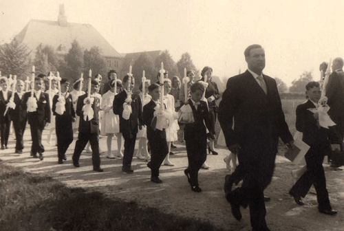 Fritz Lutz begleitet 1956 seine Schüler zur Erstkommunion, im Hintergrund die Ostpreußenschule @ privat Sepp Krause