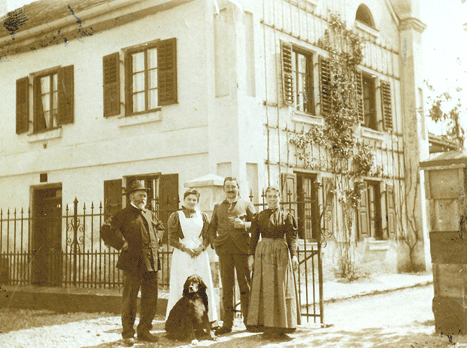 Fritz Meyer (links) mit Hausangestellten vor seinem Haus in der Oberföhringer Straße 234, dem sogenannten Bürgermeister-Haus.