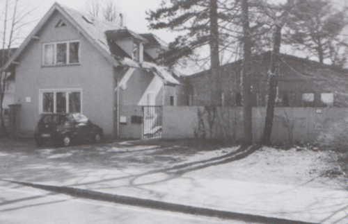 Firmengelände Möhl & Schnizlein in der Brodersenstraße in Daglfing, 2002; das Haus aus dem Jahr 1903 ist nahezu original erhalten geblieben. Scan aus: Karl, Willibald (Hg.): Dörfer auf dem Ziegelland, München 2002, S. 107.