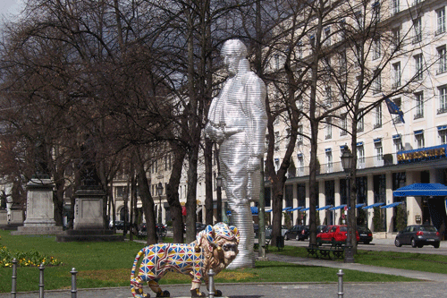 Montgelas-Skulptur von Karin Sander, aufgestellt im Jahr 2005 am Promenadenplatz in München. Die Figur wurde nach überlieferten Abbildungen digital errechnet und computergesteuert aus Aluminium gefräst. Ein Gedenkstein erinnert an den bayerischen Reformer. hpt © Verein für Stadtteilkultur im Münchner Nordosten e.V., 2008.