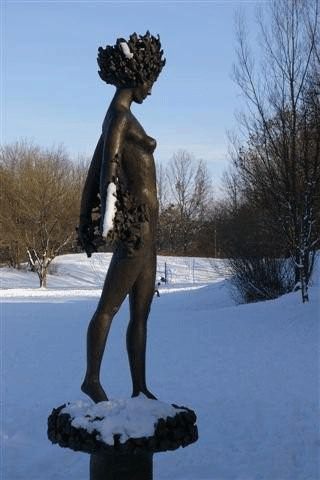Daphneskulptur in der Parkanlage der Wahnfriedallee im Winter, hpt © Verein für Stadtteilkultur im Münchner Nordosten e.V. , 2007.
