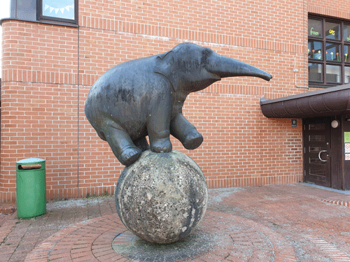 Elefant zum Schulanfang: Eine der preisgekrönten Tierplastiken von Rolf Nida-Rümelin steht seit 1984 vor der Neuperlacher Grundschule in der Rennertstraße. Foto © roland krack