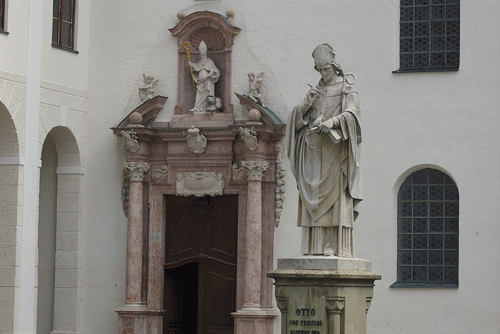 Denkmal Bischof Otto von Freising von Bildhauer Kaspar von Zumbusch vor dem Dom in Freising (1857); hpt©Verein für Stadtteilkultur im Münchner Nordosten e.V., 2008.