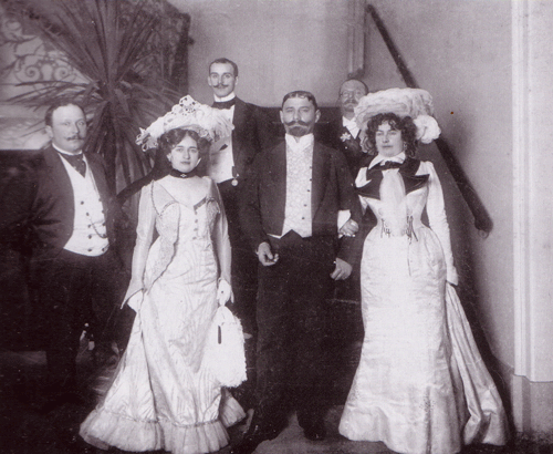 Familie Rattenhuber fotografiert aus Anlass des Presse- und Bühnenfestes »Überbrettl« im Deutschen Theater, 13. Januar 1902. (Fotograf: Mich. Dietrich)