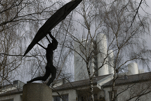 Der »Drachenlenker« mit der Kulisse des Hypo-Hochhauses. hpt © Verein für Stadtteilkultur im Münchner Nordosten e.V., 2008.