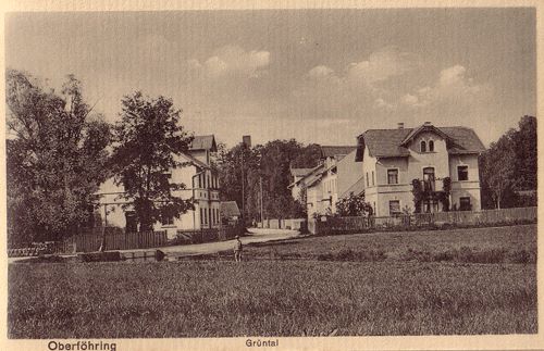 Haus Nr. 62, Grüntal 15, "Restauration Grüntal" (links); Ansicht aus der Postkartenserie des Oberföhringer Bürgermeisters Fritz Meyer, die dieser aus Anlass der Eingemeindung Oberföhrings nach München 1913 in Auftrag gegeben hatte.