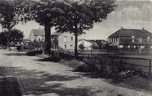 ganz rechts außen, mit Walmdach: Gaststätte zur Rennbahn, ca. 1930er-Jahre; im Vordergrund die Riemer Straße