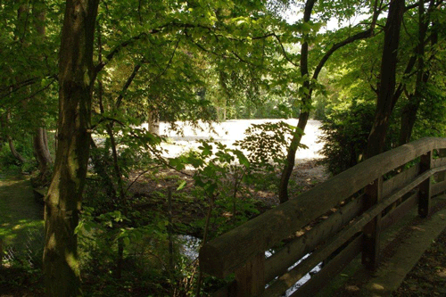 Eine leere Fläche an Stelle des alten Traditionsgasthauses ... Appartements und Tiefgaragen sind geplant. hpt © Verein für Stadtteilkultur im Münchner Nordosten e.V., Juni 2012