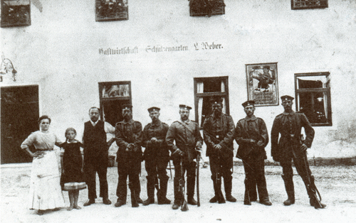 Gasthof »Weberwirt« / Gasthof »Schützengarten«, Oberföhringer Straße 183, mit Schützen, um 1910 © privat