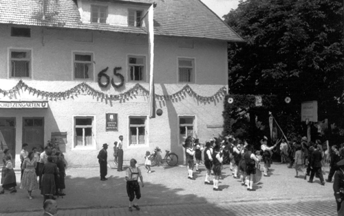 Feierlichkeiten anlässlich des 65-jährigen Bestehens des Schützenvereins vor dem Gasthof »Schützengarten«, 1956 © privat