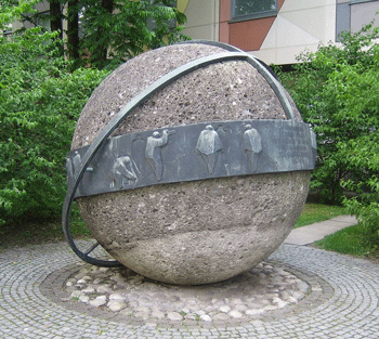 »Weltkugel«, Johann-Georg-von-Soldner-Ehrenmal von Rolf Nida-Rümelin, 1962, aus Bronze und Granit vor dem Landesamt für Vermessung und Geoinformation in München, Foto 2011.