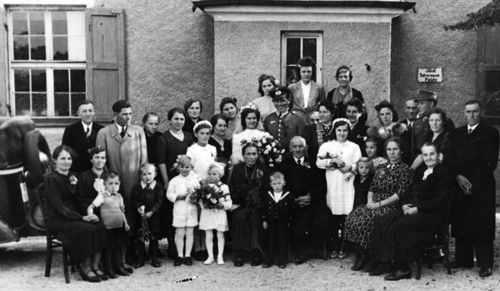 Hochzeitsgesellschaft in den 1930er-Jahren vor dem »Steidle«; rechts am Haus ist ein Schild mit der Inschrift »Jakob Salvermoser Pächter« angebracht © Verein für Stadtteilkultur im Münchner Nordosten e.V.