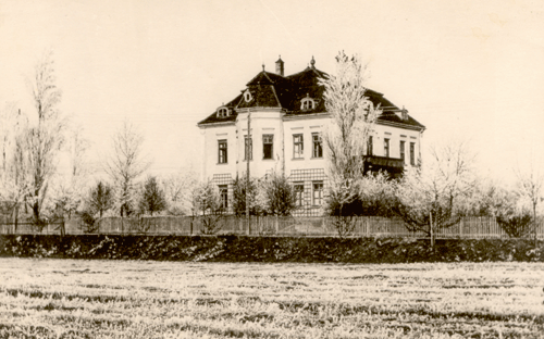 "Loambarone" im Münchner Nordosten: Die Villa der Familie Hartl (Englschalkinger Straße 229) als Schauplatz großbürgerlicher Familien-Repräsentation anlässlich der Goldenen Hochzeit des Gründerehepaars Lorenz und Ursula Hartl im Jahr 1902. Die ganze Familie war eingeladen: vier Söhne mit ihren Ehefrauen und zwei Töchter mit Ehemännern sowie insgesamt 17 Enkelkinder. außerdem Angehörige der verschwägerten Familien Maierbacher und Pfeifer und weitere Gäste. Gespeist wurde allerdings nicht in der Villa, sondern in der Betz'schen Gastwirtschaft in Bogenhausen, wohin man mit Kutschen gebracht wurde, um ein feudales Mahl einzunehmen. Buchscan aus: "Dörfer auf dem Ziegelland", hrsg. v. Roland Krack, München 2002.