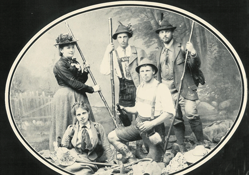Sommerfrische in Bayern: Julie Wallach mit ihren Kindern Else, Moritz, Julius (kniend) und Adolf, Aufnahme Atelier Adolph Schindeler, Hotel Kronprinz, München, 1900/1901. Quelle: Familienarchiv Wallach