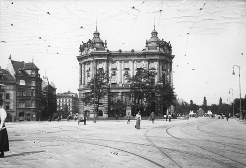Die prächtige Deutsche Bank am Lenbachplatz 2, davor Goethe-Denkmal, rechts Wittelsbacher Brunnen. Fotografie von Georg Pettendorfer, 12.10.1906, © Stadtarchiv München, Sign. DE-1992-FS-NL-PETT1-1972