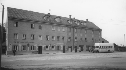 »Gasthaus zur Post« mit Postbus, Oktober 1943 © Stadtarchiv München, Sign. DE-1992-FS-FOR-1812