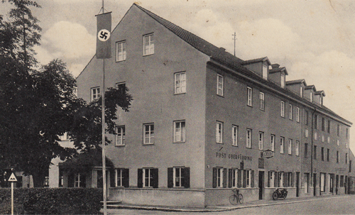 »Gasthaus zur Post« mit Fahnenschmuck der Nationalsozialisten, 1941 © privat