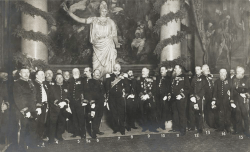 Professoren der Münchner Akademie der Bildenden Künste in Uniform vor einer Athene-Statue in der Akademie der Bildenden Künste, Ansichtskarte 1910: 1 Prof. Erwin Kurz 2 Prof. Gabriel von von Hackl 3 Prof. Heinrich von Zügel 4 Prof. Hermann Hahn 5 Prof. Karl Raupp 5a. Prof. Ludwig Herterich 6 Prof. Otto Seitz 7 Reichsrat Ferdinand von Miller d.J. 8 Prof. Martin von Feuerstein 9 Prof. Hugo von Habermann 10 Prof. Franz von Stuck 11 Prof. Eugen von Stieler 12 Prof. Angelo Jank 13 Prof. Friedrich von Thiersch 14 Prof. Balthasar Schmitt 15 Prof. Franz von Defregger © Stadtarchiv München, Sign. DE-1992-FS-PK-STB-12840