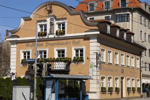 hpt © Verein für Stadtteilkultur im Münchner Nordosten e.V., 2008; auf dem Foto oben ist rechst neben dem "Bogenhauser Hof" das Wohnhaus zu sehen, das die alte Schlosserwerkstatt ersetzt hat.