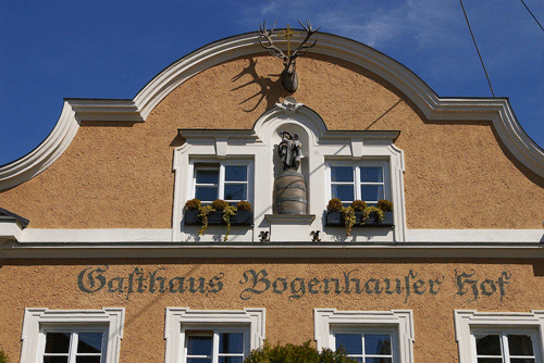 hpt © Verein für Stadtteilkultur im Münchner Nordosten e.V., 2008; auf dem Foto oben ist rechst neben dem "Bogenhauser Hof" das Wohnhaus zu sehen, das die alte Schlosserwerkstatt ersetzt hat.