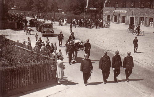 Parade mit "Münchner Kindl« anlässlich der 60-Jahrfeier der Freiwilligen Feuerwehr Oberföhring 1931. © Privatbesitz Familie Schüßler.