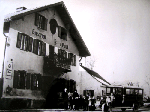 Das Gasthaus »Zur Post« (ca. 1920er-Jahre) mit einem Postautobus
