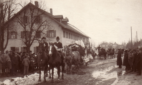 Am »Gasthaus zur Post« ziehen die Veteranen vorbei (1920). © Privatbesitz Familie Schüßler.