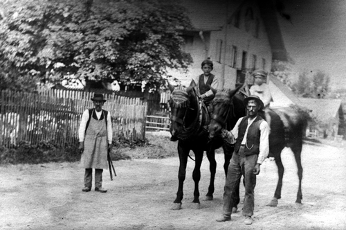 Daglfinger Bauern vor dem Gasthof »Zur Post«, um 1900 © Verein für Stadtteilkultur im Münchner Nordosten
