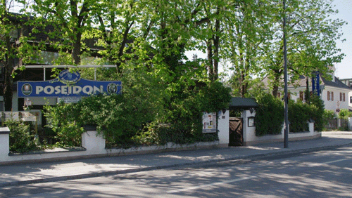 "Dschungel" an der Rennbahnstraße 3, im April 2012 hpt © Verein für Stadtteilkultur im Münchner Nordosten e.V. Die Ansichtskarten wurde freundlicherweise zur Verfügung gestellt vom Alpen-Antiquariat Koch in Daglfing.