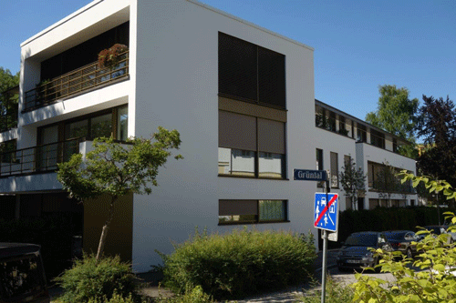 Neubau anstelle der Wirtschaft - das ursprüngliche "klassizistische" Konzept wurde offensichtlich nicht umgesetzt Das Wohnensemble 2019; hpt © Verein für Stadtteilkultur im Münchner Nordosten e.V.