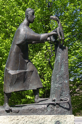 "Guter-Hirte-Brunnen" von Johannes Potzler, 1991; hpt © Verein für Stadtteilkultur im Münchner Nordosten e.V., 2007.